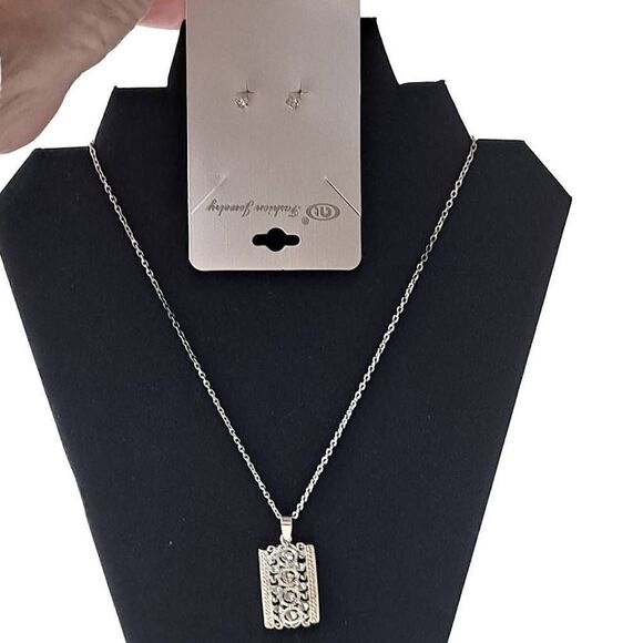 Ladies Silvertone necklace and earring set Nwt - Picture 1 of 8